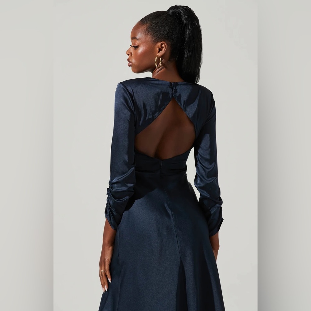 ASTR GRACIE LONG SLEEVE CUTOUT SATIN MIDI DRESS